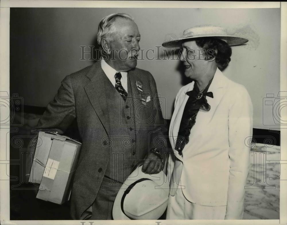 1936 Press Photo Cleveland-Lawrence C Phipps talks with Mrs Yost. - Historic Images