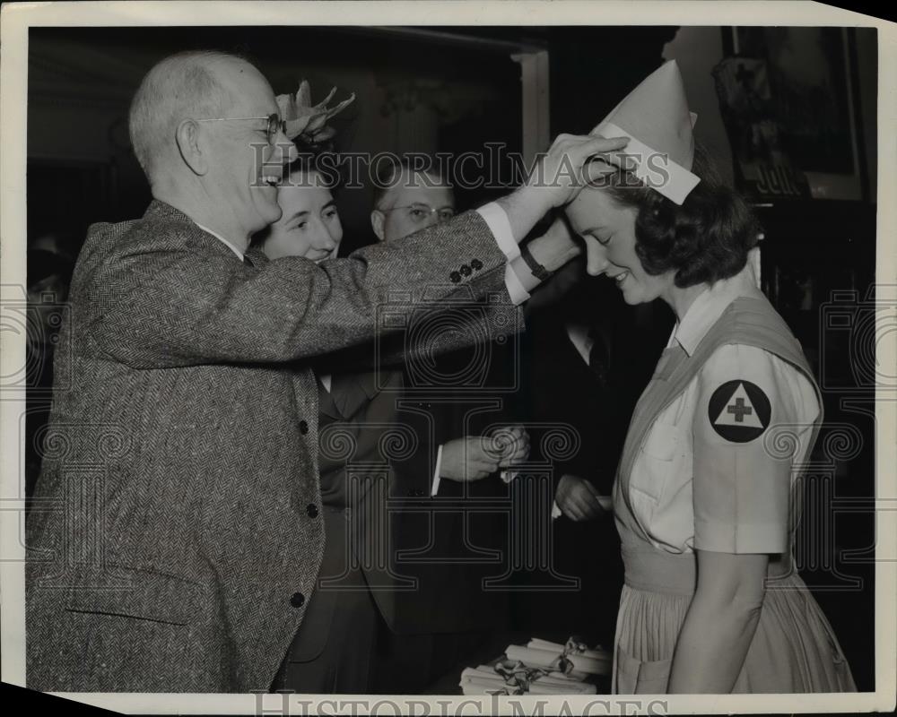 1942 Press Photo Frank M.Stephens capping nurses Aids with Mrs. Llyod Movery. - Historic Images