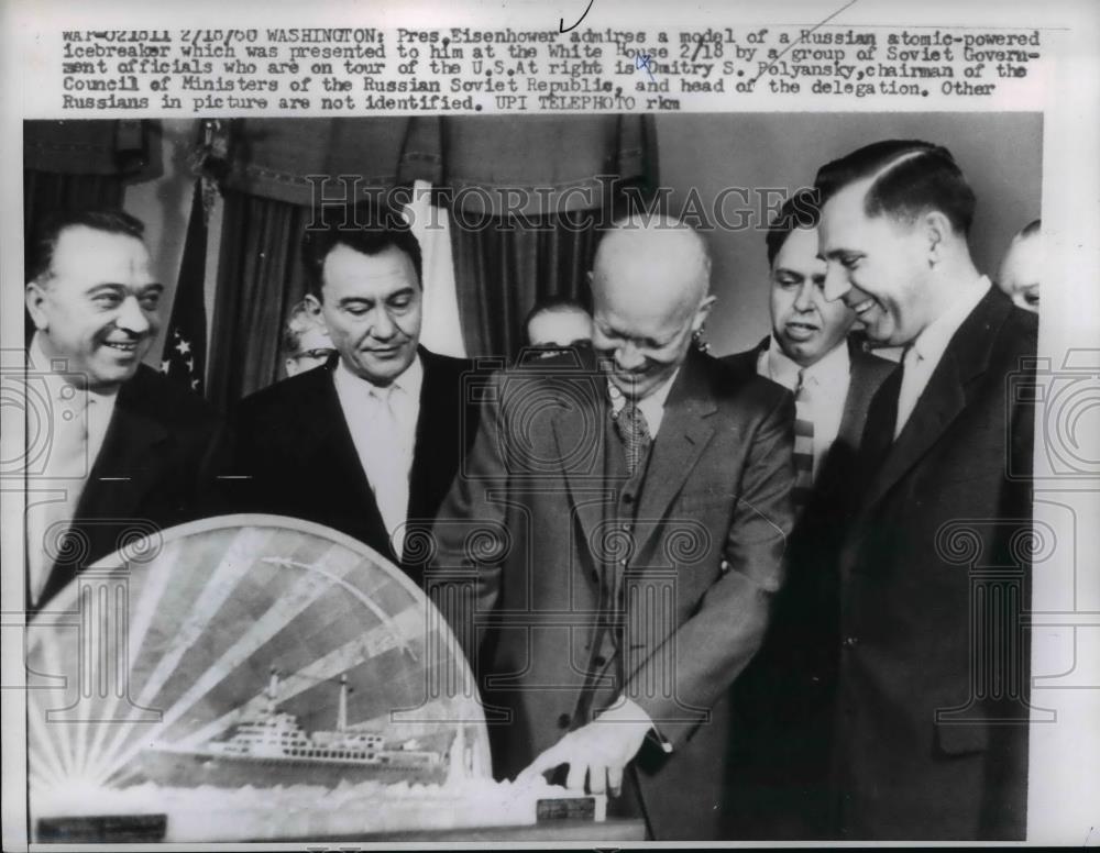 1960 Press Photo Pres.Eisenhower admire a model of Atomic powered icebreaker. - Historic Images