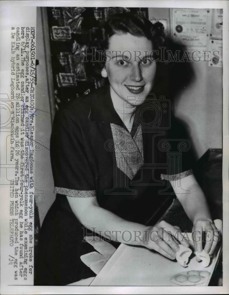 1955 Press Photo Chicago Mrs Eleanor Bagdonas with 4 yolk egg she broke for disp - Historic Images