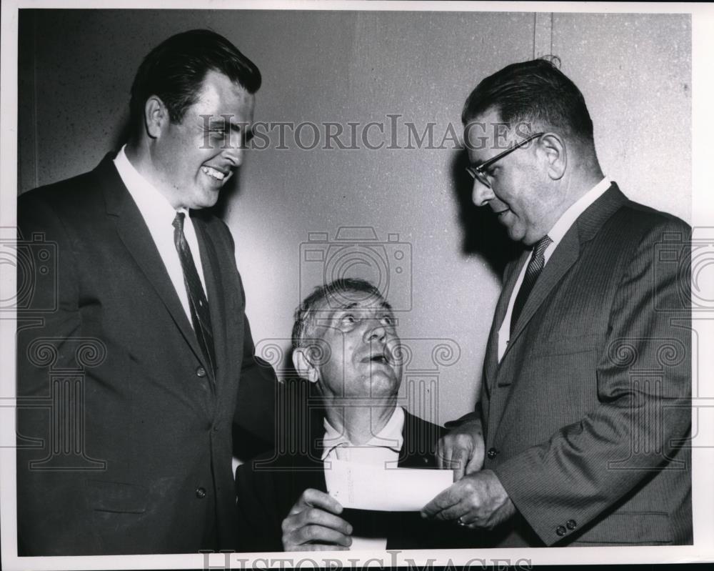 1962 Press Photo Bud Jones, President Bricklayer's Union Presents Worker Pension - Historic Images
