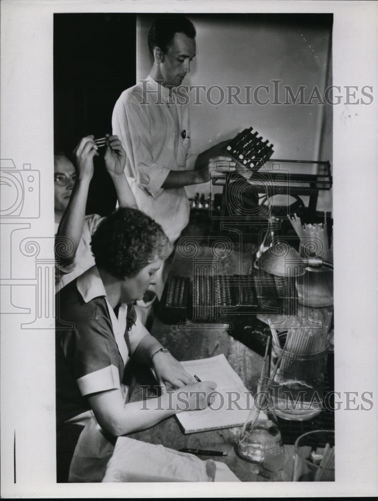 1937 Press Photo US Public Health Service-Reading test tubes against light. - Historic Images