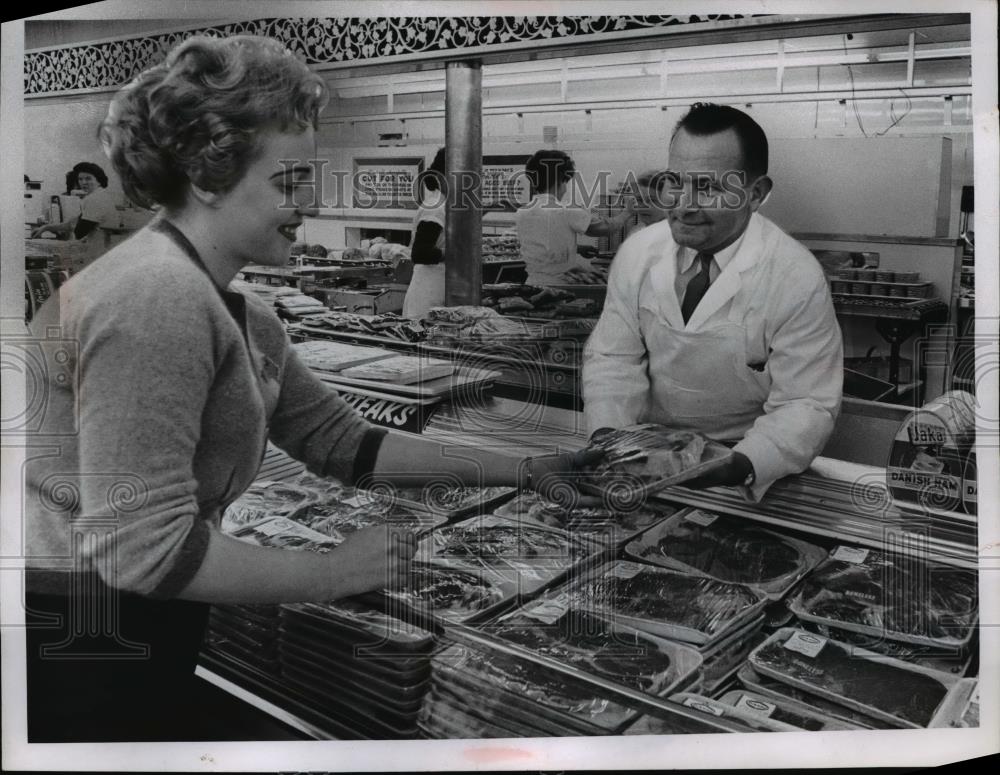 1964 Press Photo Pick-N.Pay Meat Department Joyce Kinsey, George Wells - Historic Images