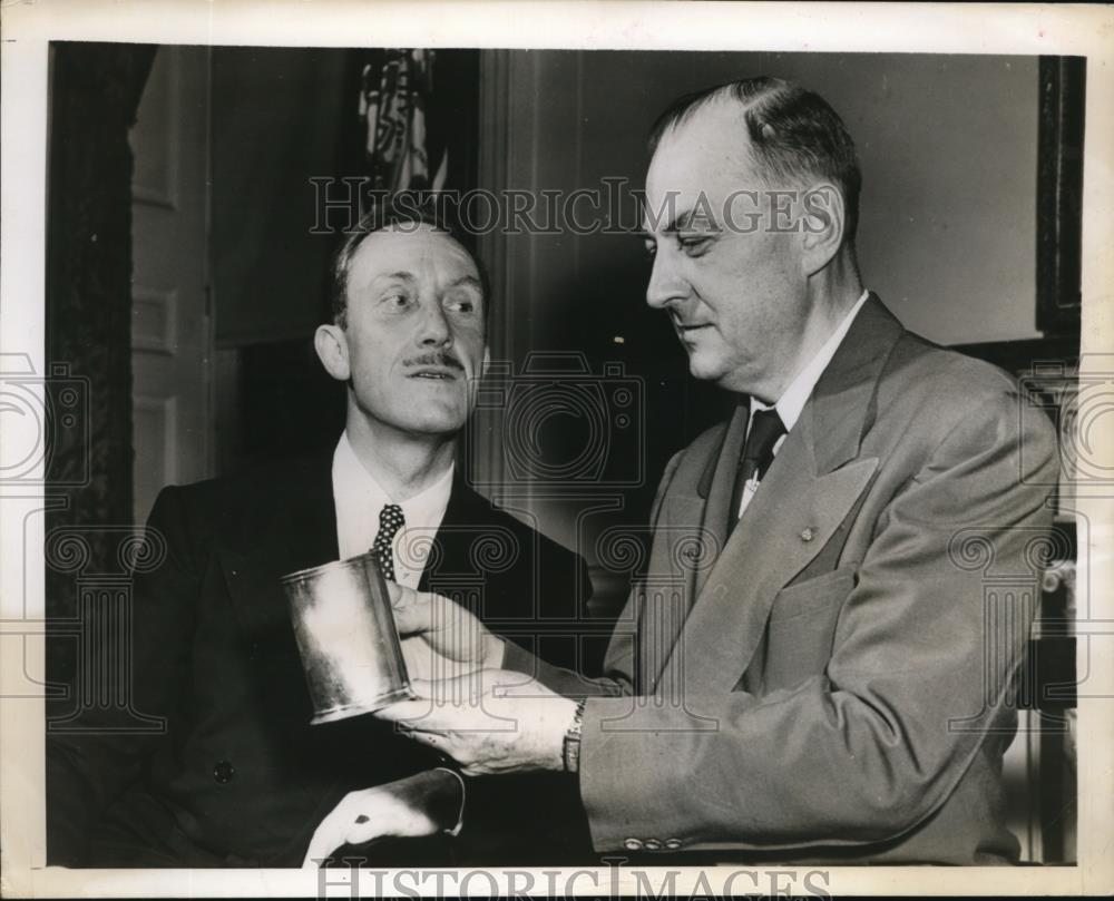 1949 Press Photo John Finney Presents A Gift To John Bennett - Historic Images