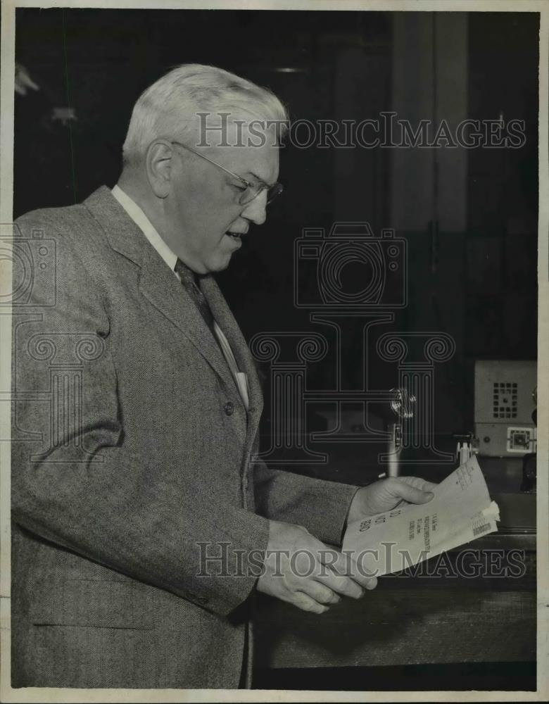 1948 Press Photo Governor Herbert Looking At First Completed Bonus Application - Historic Images