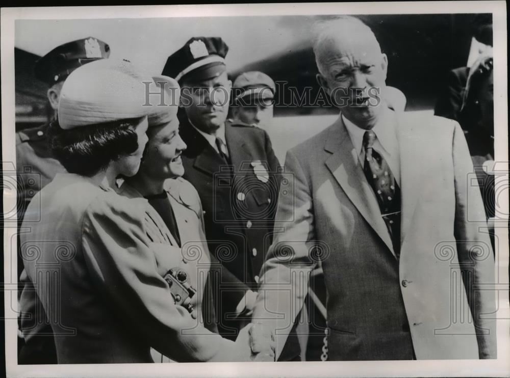 1952 Press Photo Pres. Dwight Eisenhower greeted airline hostesses - Historic Images