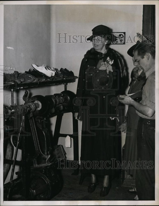 1937 Press Photo Mrs Elanor Roosevelt visiting a self help exchange - Historic Images