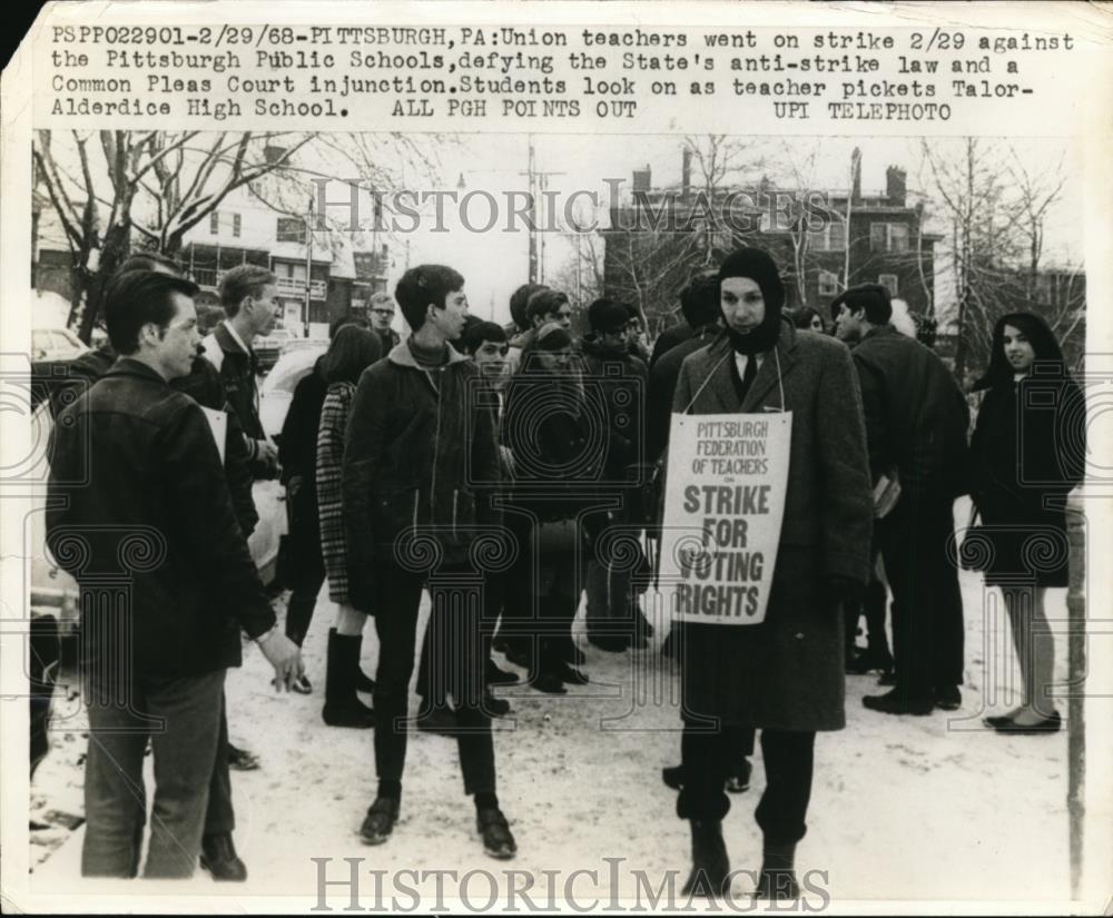 1968 Press Photo Pittsburgh Public Schools Union Teachers on Strike Defying Law - Historic Images