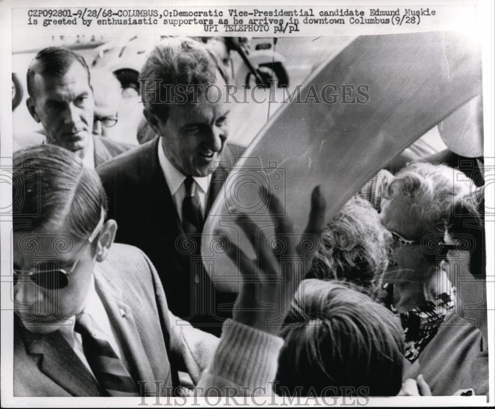1968 Press Photo Maine Senator Edmund S. Muskie Greets Supporters, Columbus Ohio - Historic Images