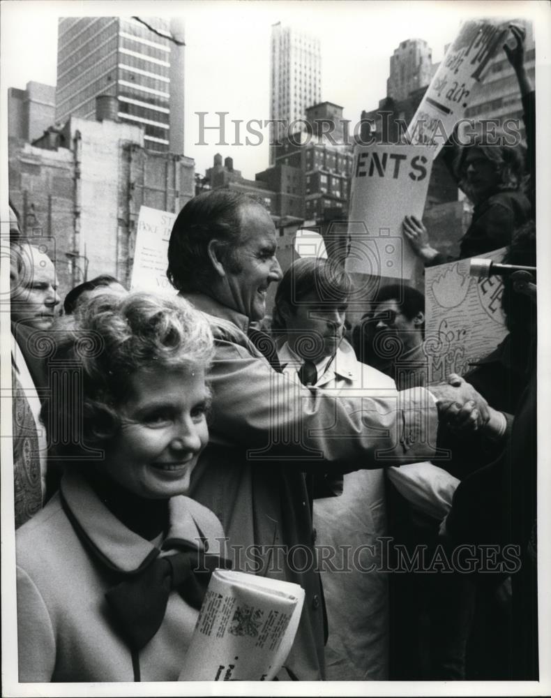 1972 Press Photo New York-Sen. George McGovern and wife Eleanor on Fifth Ave. - Historic Images