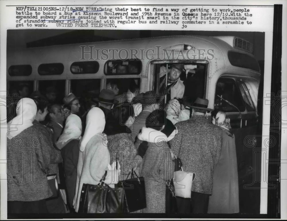 1957 Press Photo People battle to boad bus at Kissena Blvd. New York. - Historic Images