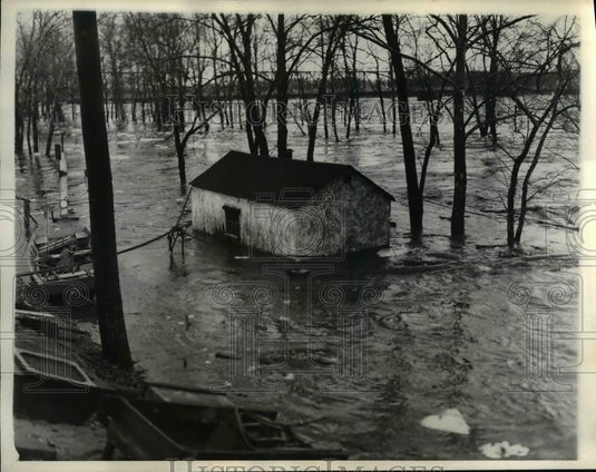 1936 Press Photo Fisherman's shack tied to trees so it doesn't float away. - Historic Images