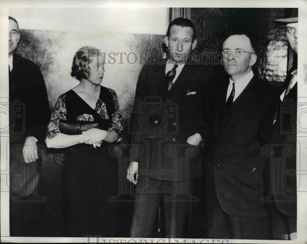 1934 Press Photo George Marsh with Det Lt Brierly after apprehension - Historic Images