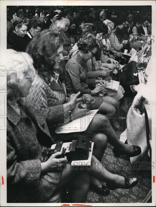 1973 Press Photo A group of women listen to a speech in Cleveland - Historic Images