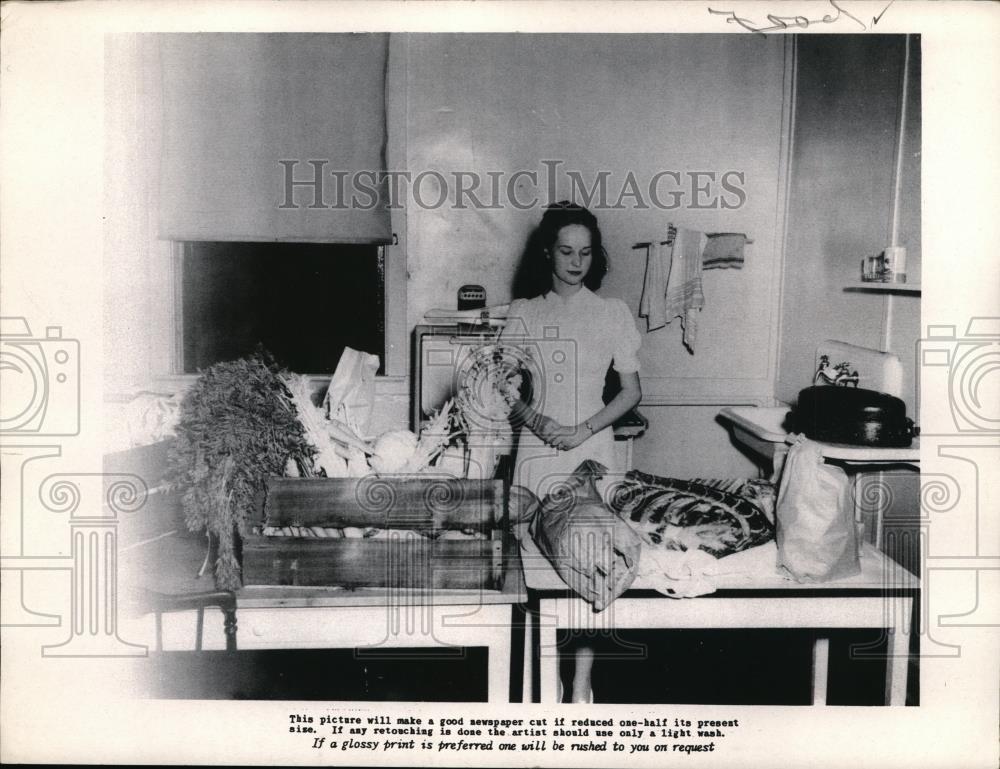 1941 Press Photo Mrs Newbride muses over groceries that book said to buy - Historic Images