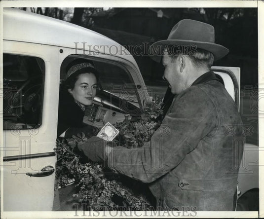 1946 Press Photo Perry Pack told Mrs. Robert Kenderding Jr. I'm selling mistelto - Historic Images