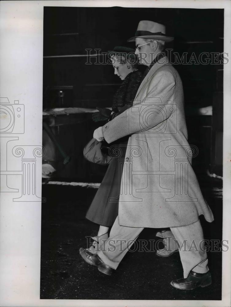 1954 Press Photo Stuart Sheppard and his wife - Historic Images