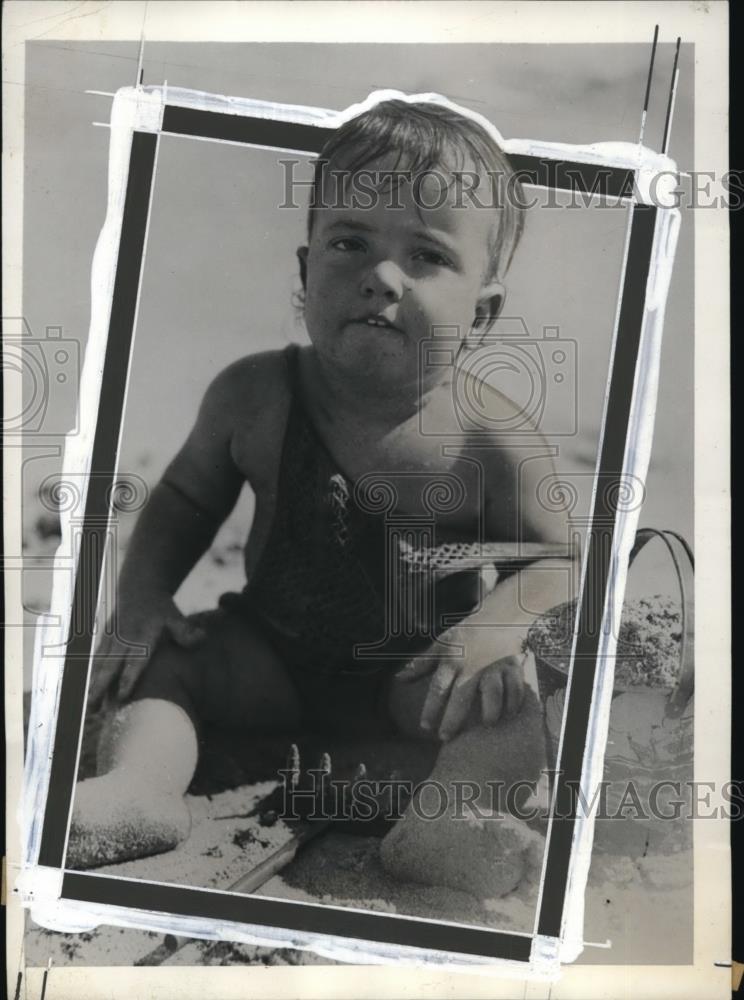 1933 Press Photo Robert Butt Jr on beach at Miami Beach Florida - Historic Images