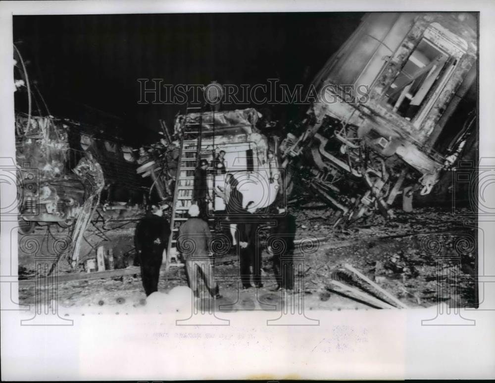 1960 Press Photo train and oil truck collision in Bakersfield California killing - Historic Images