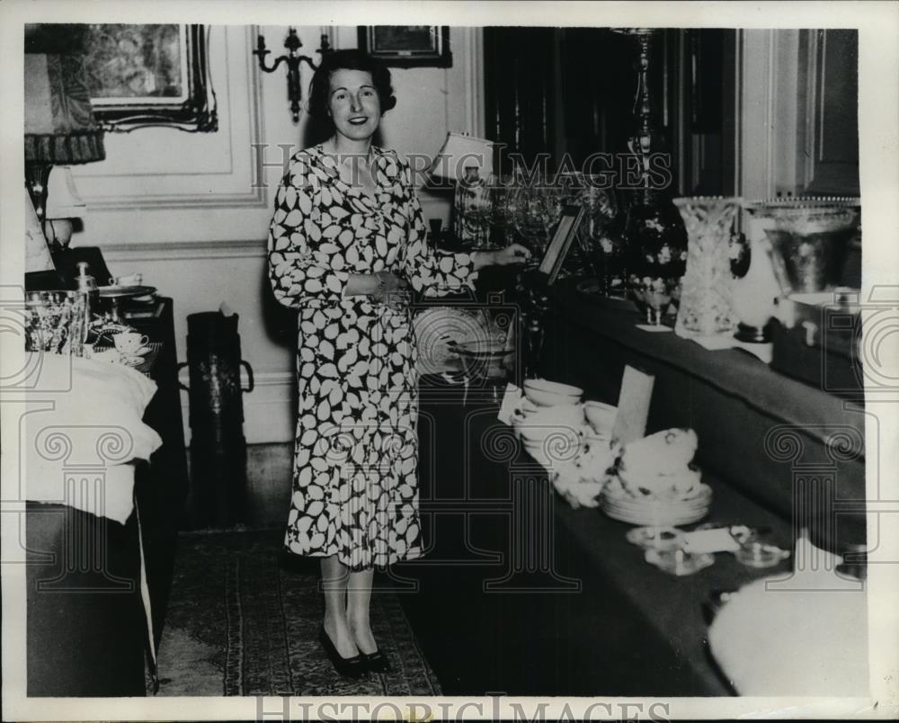 1933 Press Photo Gwendolyn McCormack sneaks a peek at her wedding presents. - Historic Images