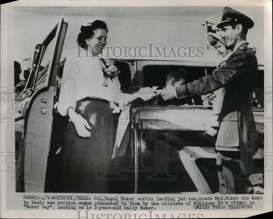 1953 Press Photo Mckinney Texas, Royal baker And Wife With New Station Wagon. - Historic Images
