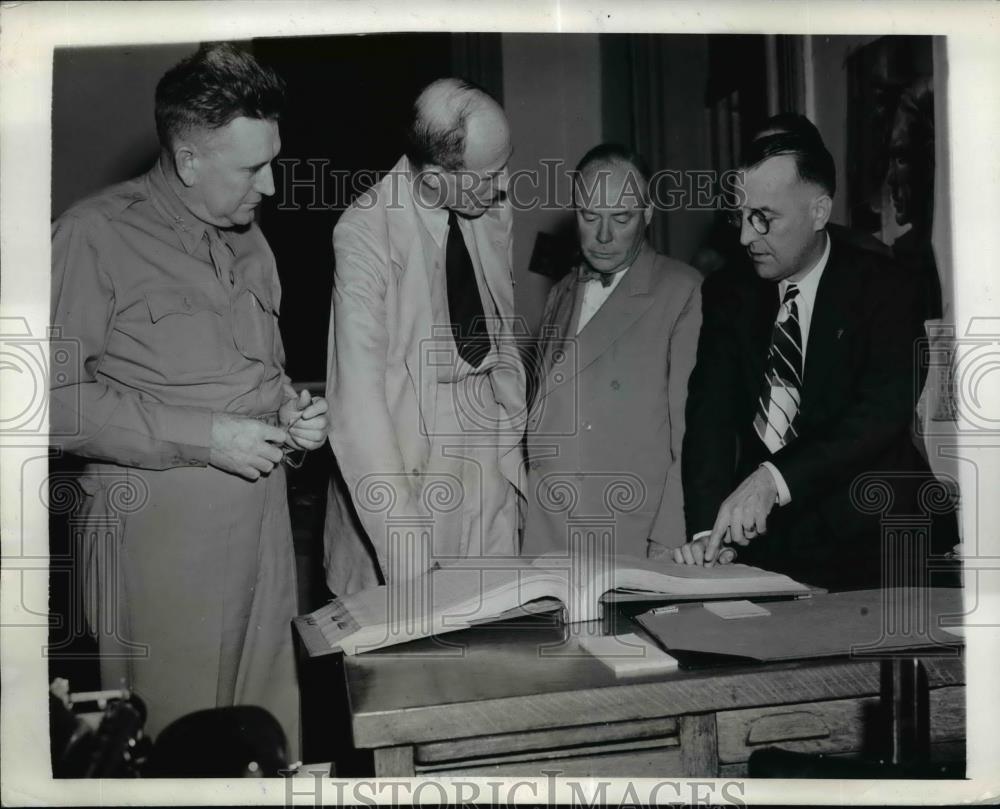 1942 Press Photo Lord Halifax, British Amb. learns how U.S Draff work at Wash. - Historic Images