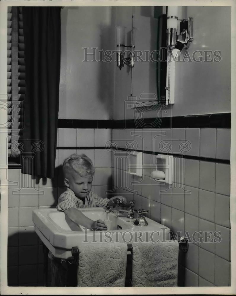 1948 Press Photo Fluorescent Night Light by Westinghouse Bloomfield New Jersey - Historic Images