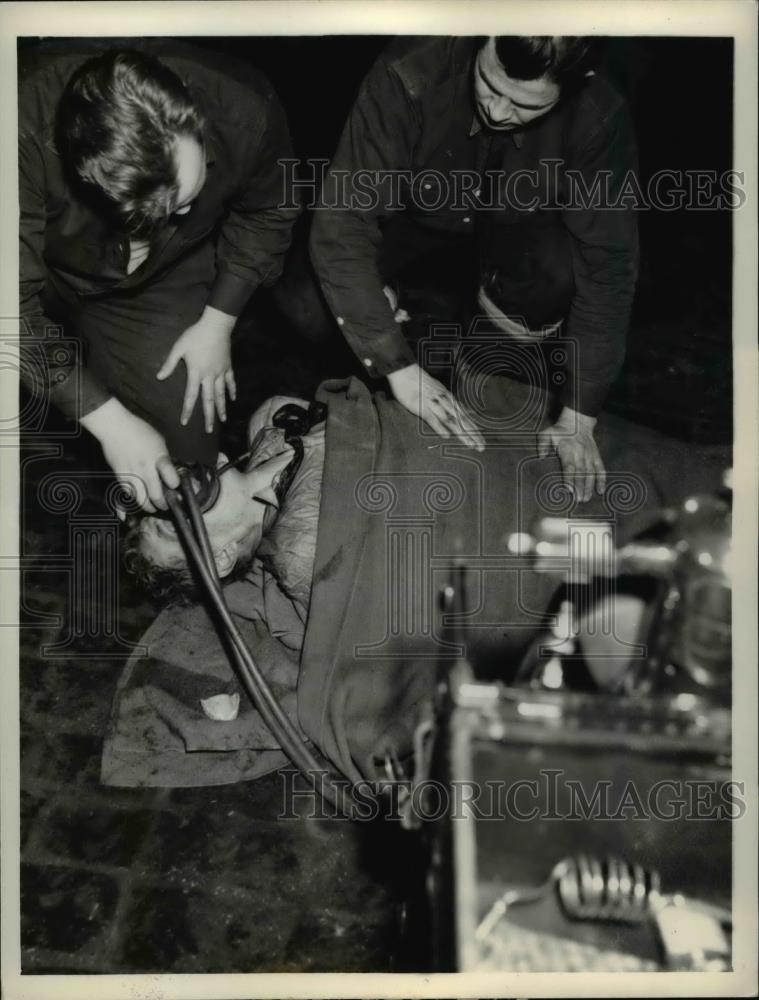 1937 Press Photo Firemen Use Inhalator on Drowning Victim, Chicago - Historic Images