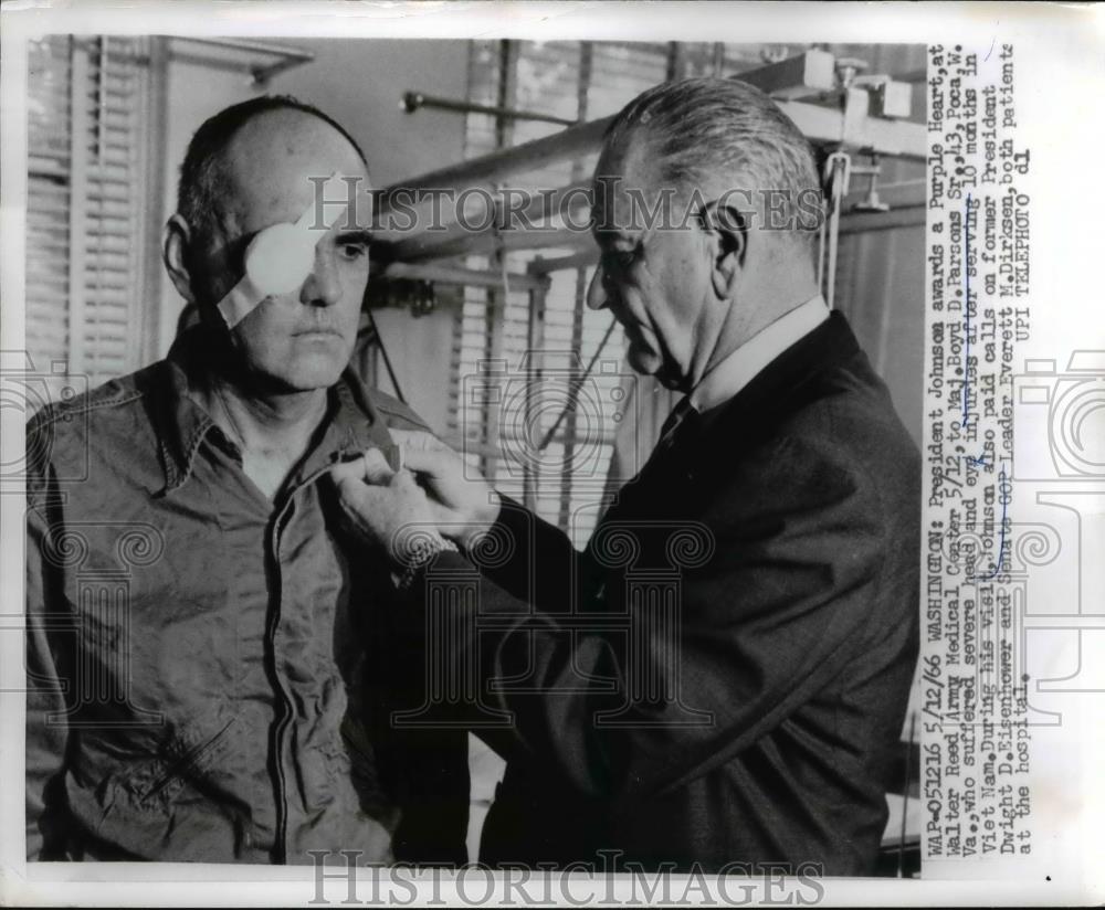 1966 Press Photo President Lyndon Johnson Awards Purple Heart to Boyd Parsons - Historic Images