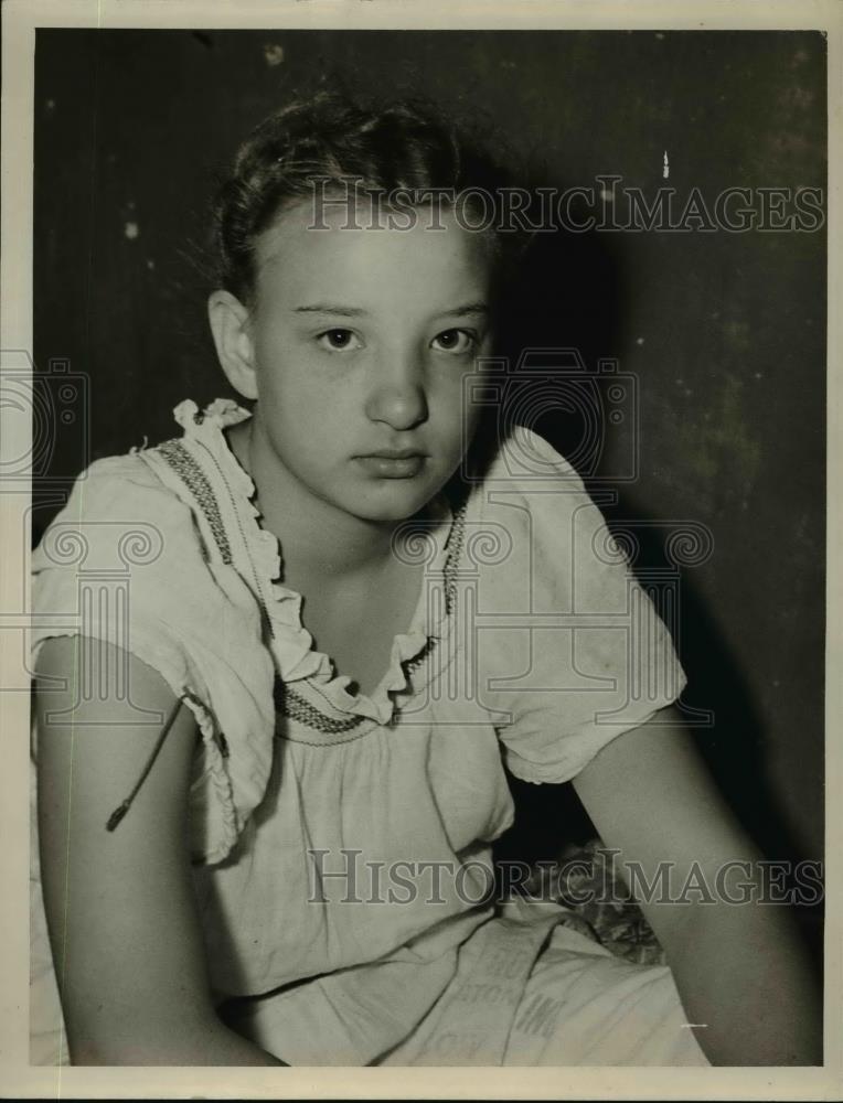 1947 Press Photo Barbara Brown stunned by lighting while swimming at Cincy Ohio. - Historic Images