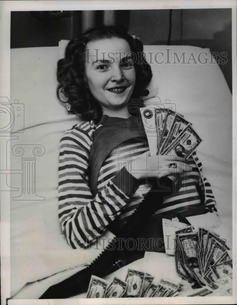 1952 Press Photo Iowa City Betty Young, March of Dimes Dollar bills autographed - Historic Images