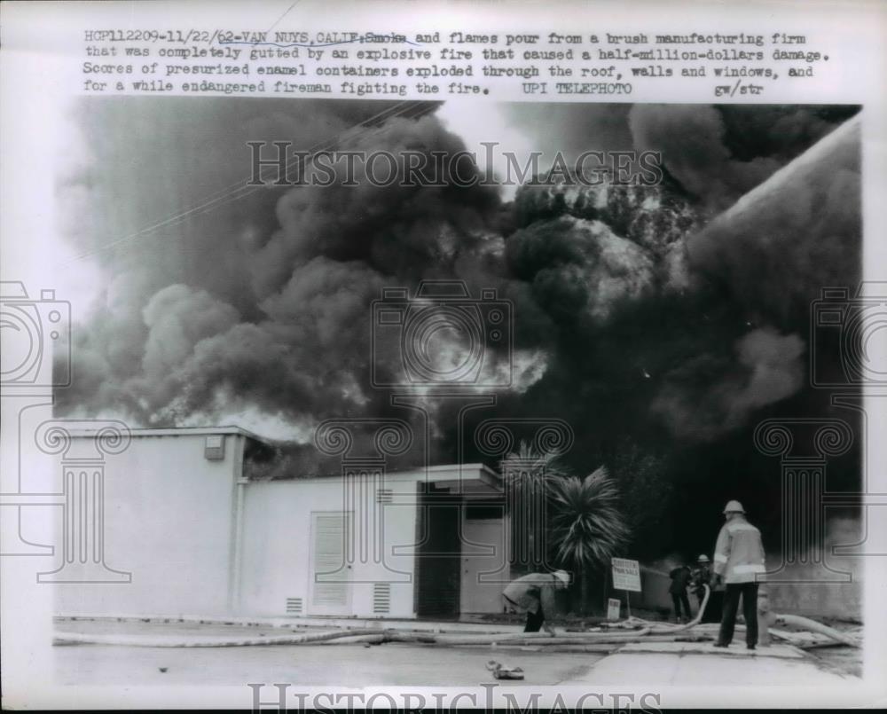 1962 Press Photo Van Nuys California smoke &amp; flames at brush manufacturer fire - Historic Images