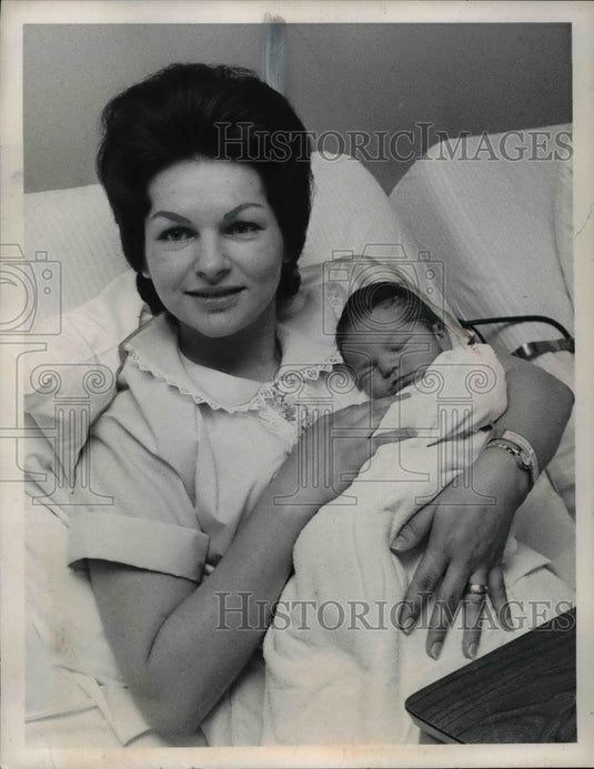 1970 Press Photo Mrs Rudy Kucinic & Son Robert - Historic Images
