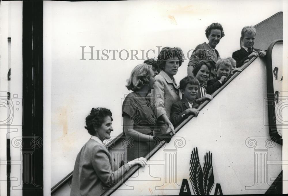 1960 Press Photo Boston Mrs Robert Kennedy, her children and Kennedy&#39;s sisters - Historic Images