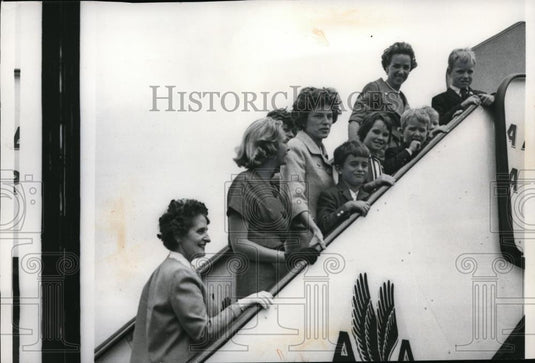 1960 Press Photo Boston Mrs Robert Kennedy, her children and Kennedy's sisters - Historic Images