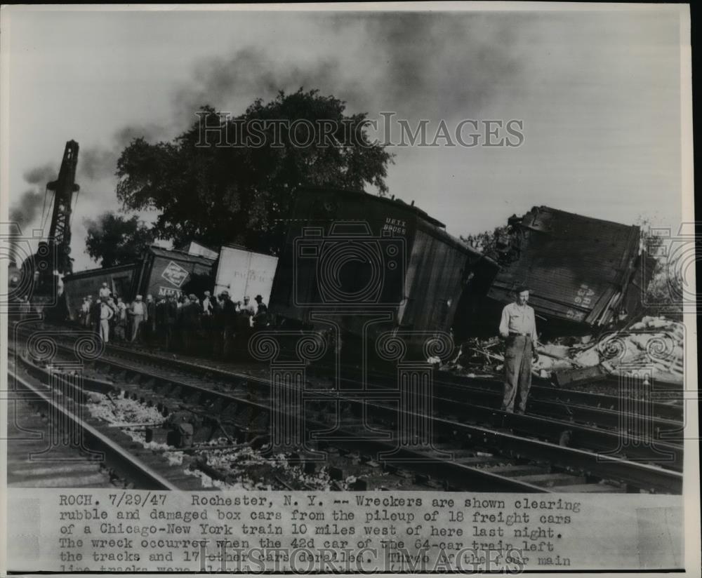 1947 Press Photo Rochester New York Wreckers clear Damaged box cars from pileup - Historic Images