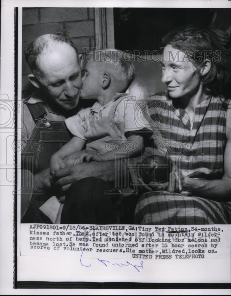 1956 Press Photo Blairsville Ga Ted Patterson 34 months old kisses father thad. - Historic Images