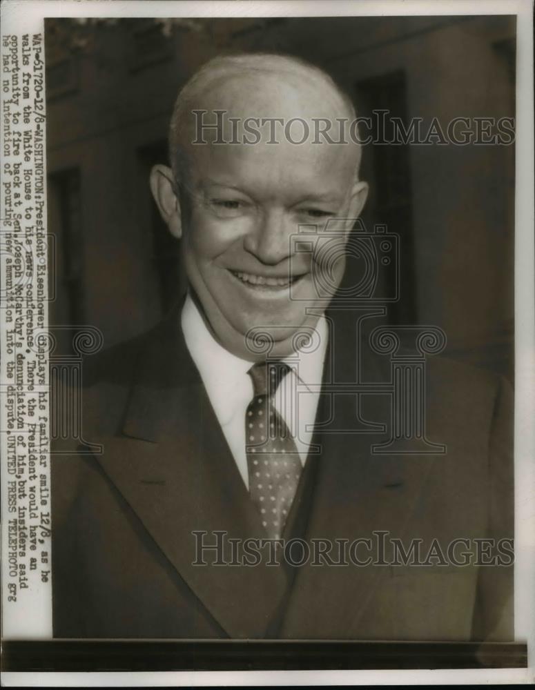 1954 Press Photo President Eisenhower walks from White House to news conference - Historic Images