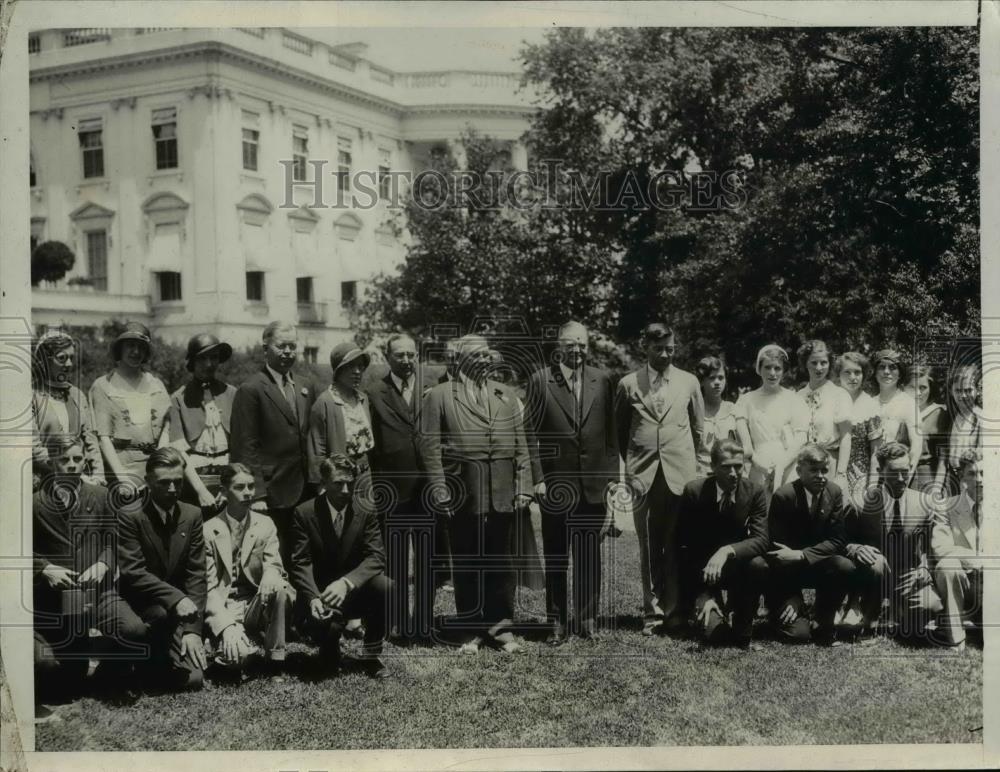 1932 Press Photo President Hoover with winners of the Bi Centennial essay contes - Historic Images