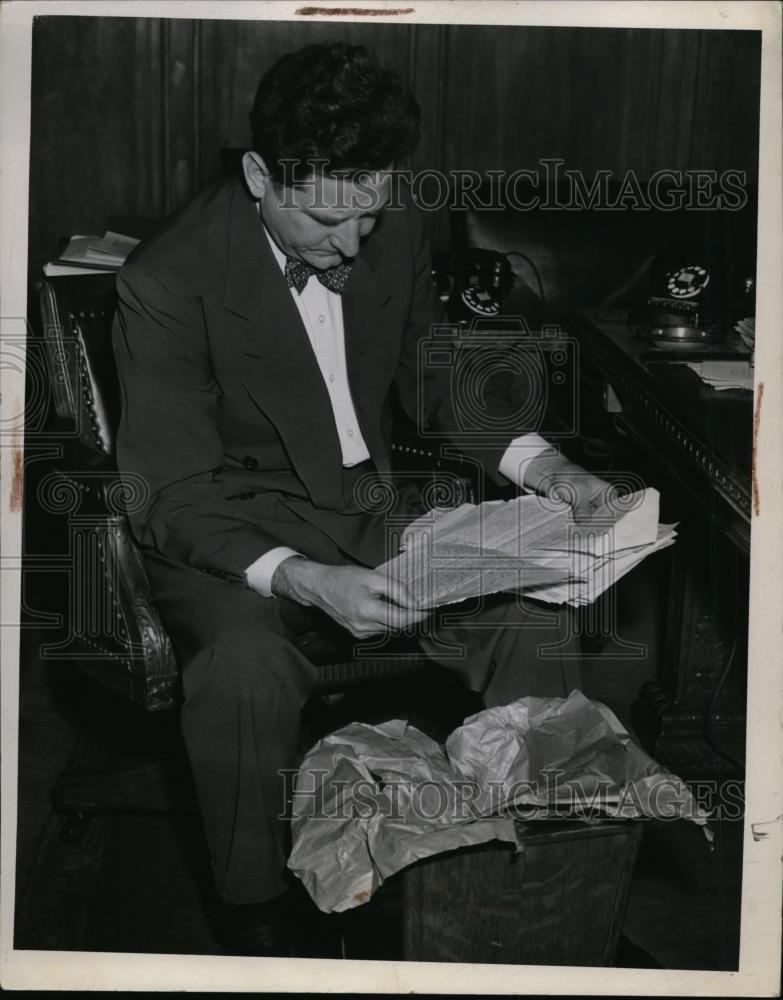 1945 Press Photo Mayor Frank Lausche Cleveland Ohio - Historic Images