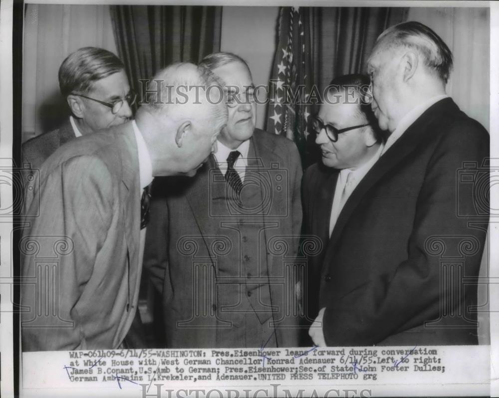 1955 Press Photo Pres. Eisenhower Having A Conversation In White House - Historic Images