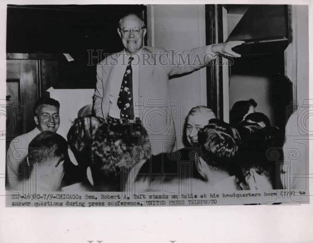 1952 Press Photo Chicago Sen Robert Taft stands on table at his headquarters - Historic Images