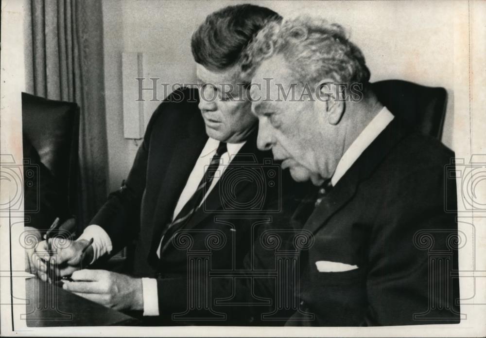 1963 Press Photo Pres. Kennedy, Everett M. Dirksen Atomic Development - Historic Images