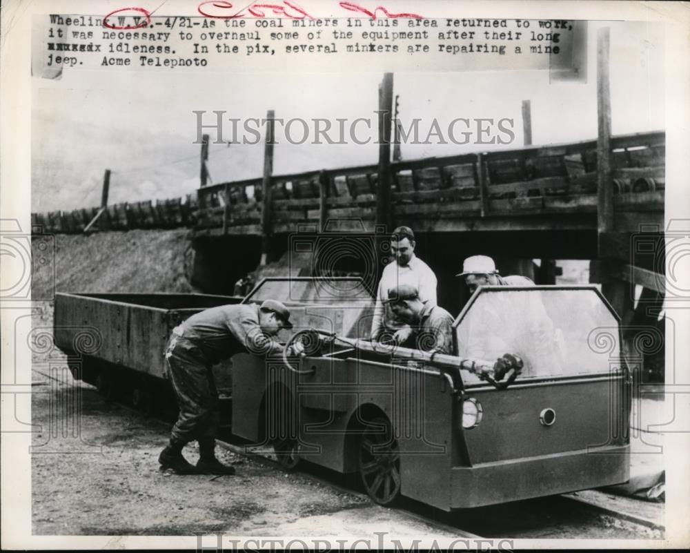 1948 Press Photo West Virginia Miners Repair Jeep - Historic Images