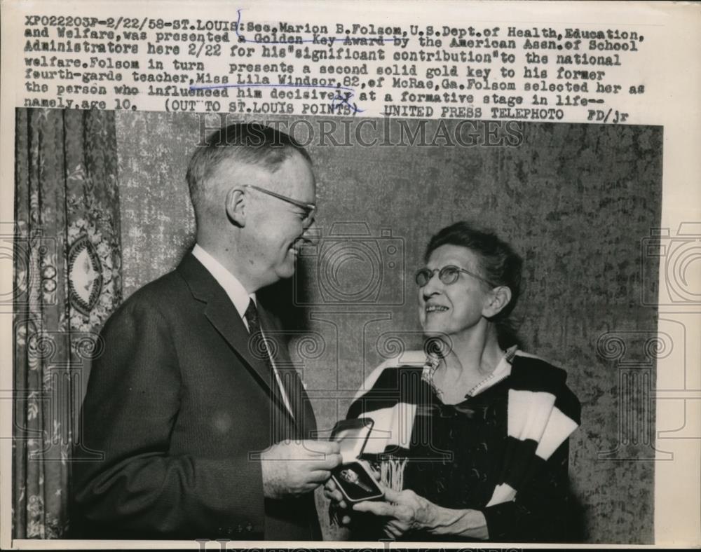 1958 Press Photo HEW Secretary Marion Folsom &amp; teacher Lila Windsor in St Louis - Historic Images