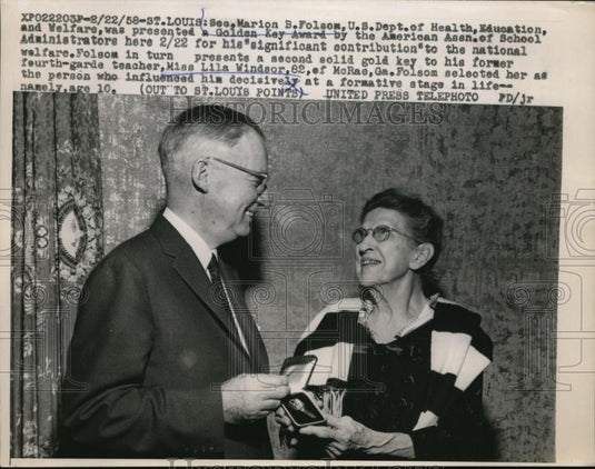 1958 Press Photo HEW Secretary Marion Folsom & teacher Lila Windsor in St Louis - Historic Images