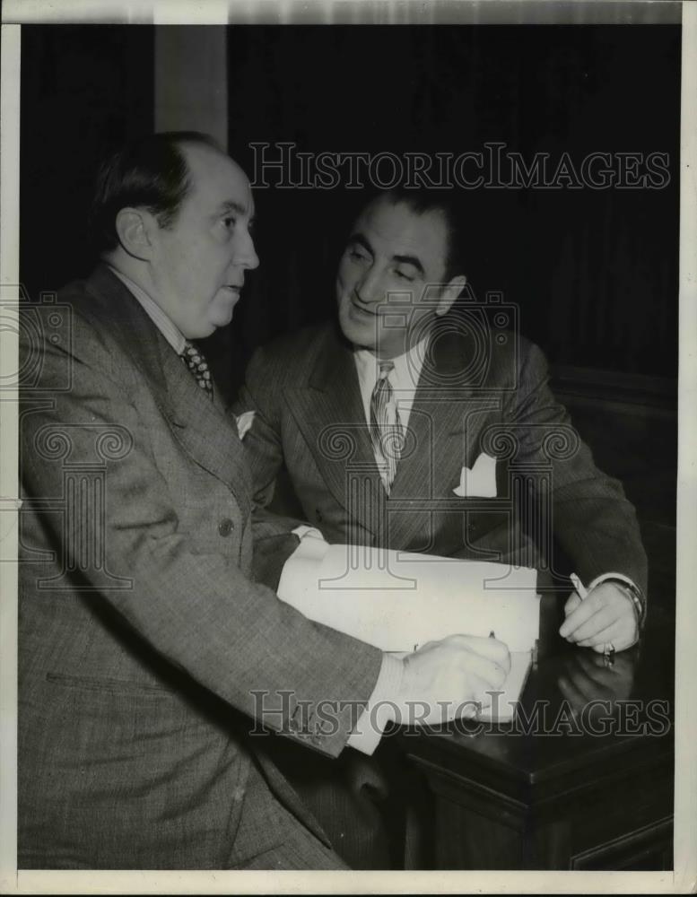 1938 Press Photo att. Gerry Gresl, Col Gimp on the stand - nee70637 - Historic Images