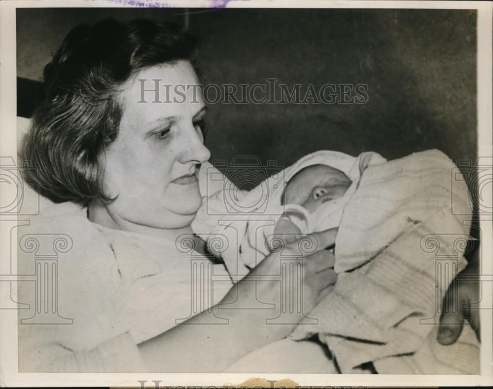 1947 Press Photo Mrs William Stelter &amp; Her 19th Child in Sparta Wisconsin - Historic Images