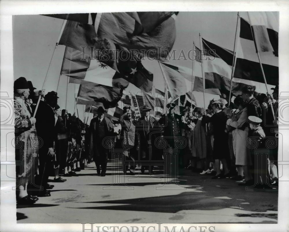 1942 Press Photo Omaha Mayor Dan Butler(L) &amp; Paul Rigdon assistant Union Pacific - Historic Images