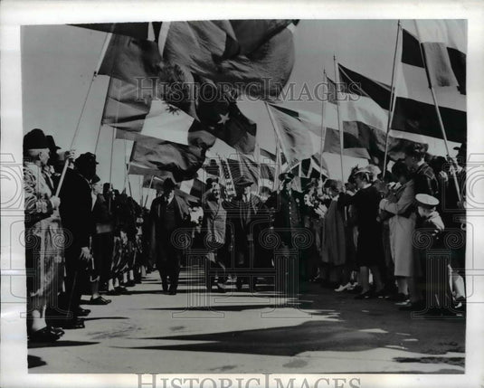 1942 Press Photo Omaha Mayor Dan Butler(L) & Paul Rigdon assistant Union Pacific - Historic Images